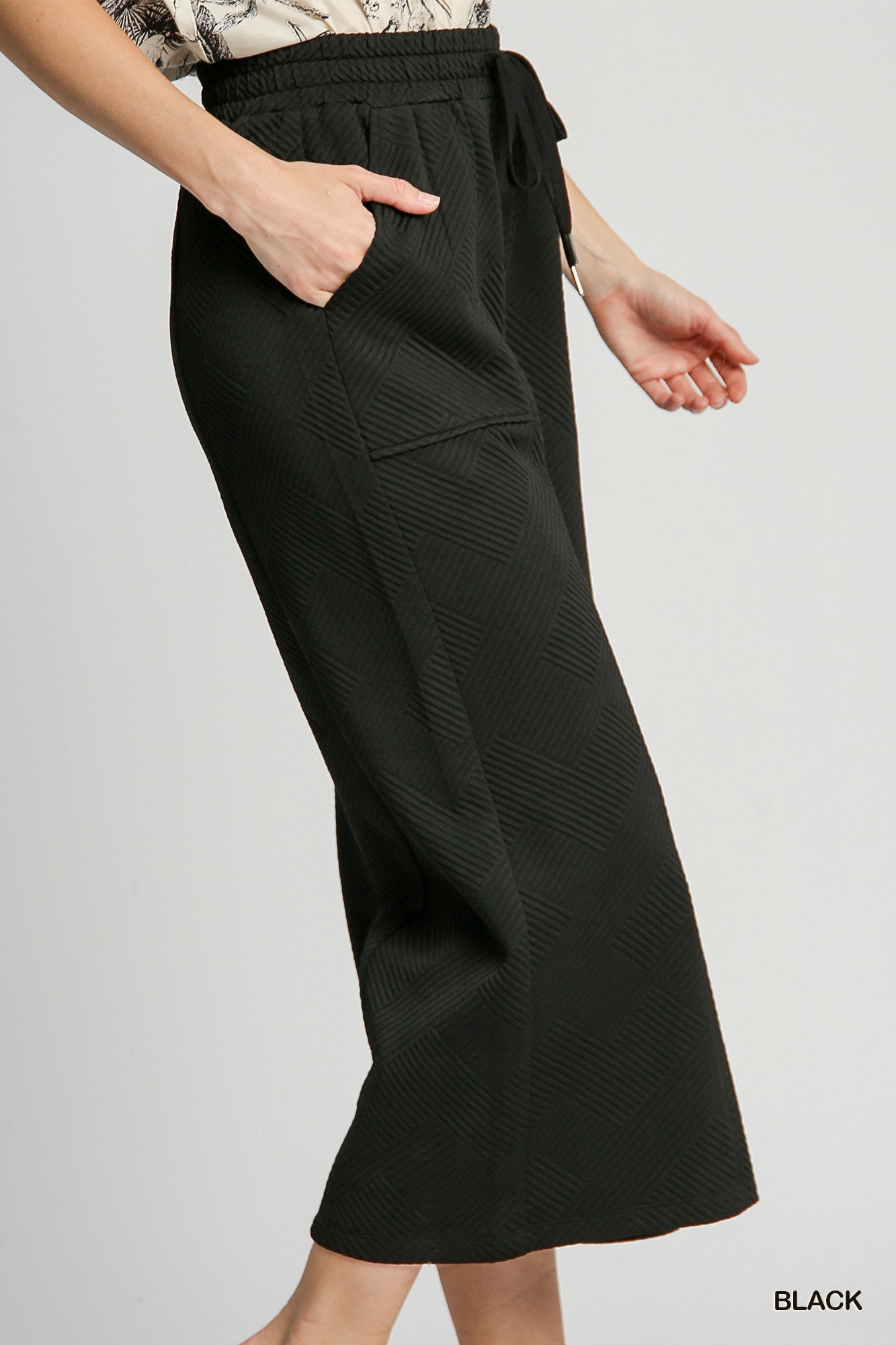 Crop Lightweight Textured Pants - Black